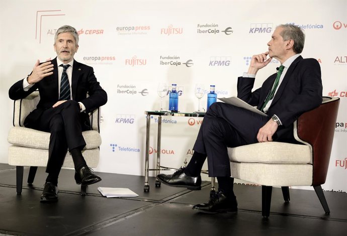 El ministro del Interior, Fernando Grande-Marlaska (i), conversa con el director de Europa Press, Javier García Vila, en un desayuno informativo de Europa Press, en el Hotel Rosewood Villa Magna, a 25 de abril de 2022, en Madrid (España).