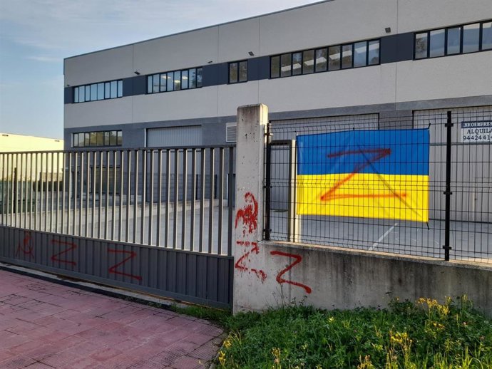 Denuncian la aparición de pintadas prorrusas en un almacén de la asociación Ucrania-Euskadi de Lezama