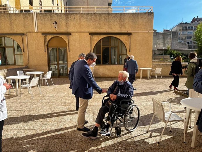 El vicepresidente segundo y consejero de Sanidad y Servicios Sociales, José María Vergeles, visita el Centro Residencial de Mayores de Cánovas.