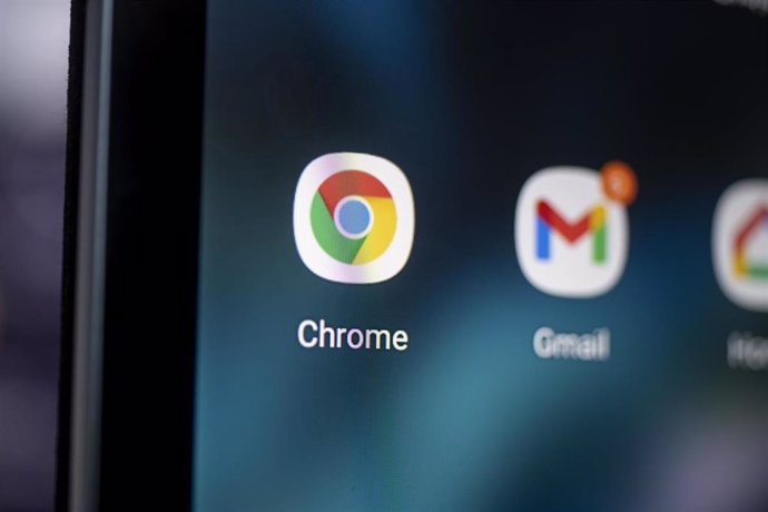 Archivo - Icono móvil del navegador Chrome de Google 