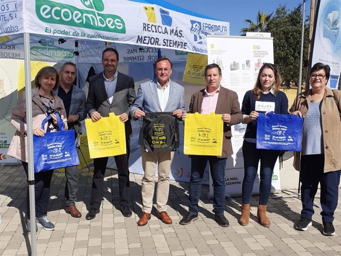 El presidente de Epremasa, Francisco Palomares (cuarto por la dcha.), en la campaña de concienciación 'El Mundo'.