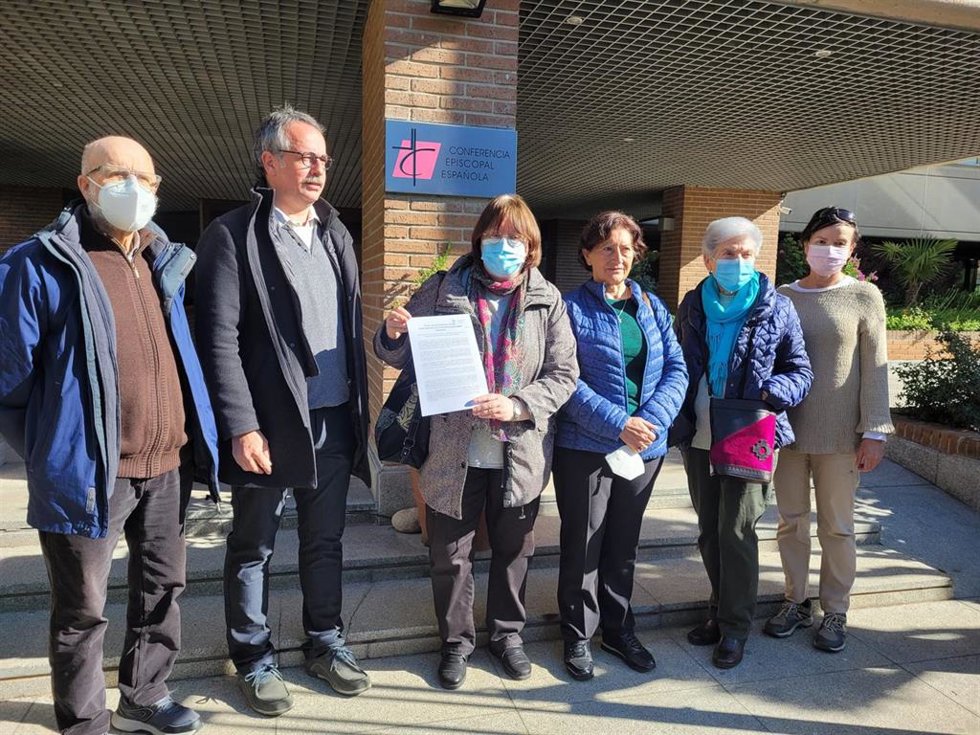 Representantes de colectivos de cristianos de base con la carta en la Conferencia Episcopal Española.