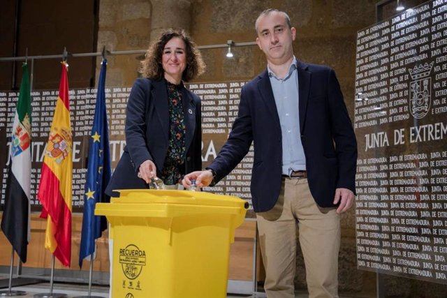 La consejera para la Transición Ecológica y Sostenibilidad y el gerente director de Gespesa presentan la nueva campaña de mejora de reciclaje de envases ligeros
