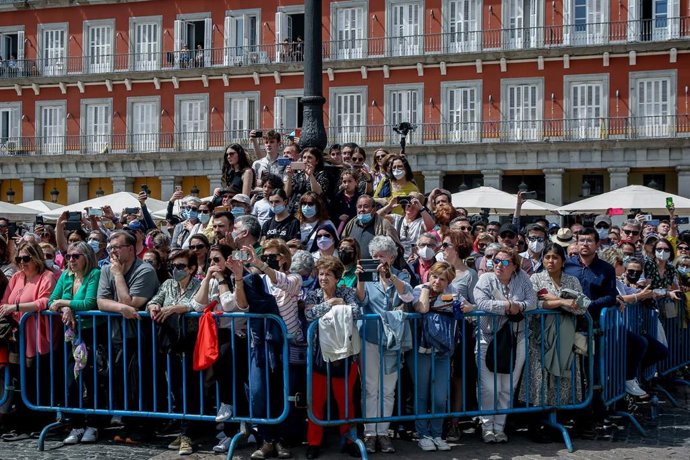 Varias personas, en la Plaza Mayor asisten a la tamborrada del Domingo de Resurrección.