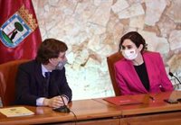 Almeida pone "la mano en el fuego" por Díaz Ayuso: "Confío total y absolutamente en la presidenta"