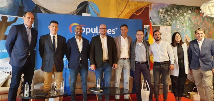 El presidente del PP de Guadalajara (en el centro), Lucas Castillo, junto a los ponentes de la mesa redonda sobre motivación y deporte organizada por Populares Guadalajara: José Javier Hombrados, Javier Lorente, Emilio Mínguez y Angel González Jareño.