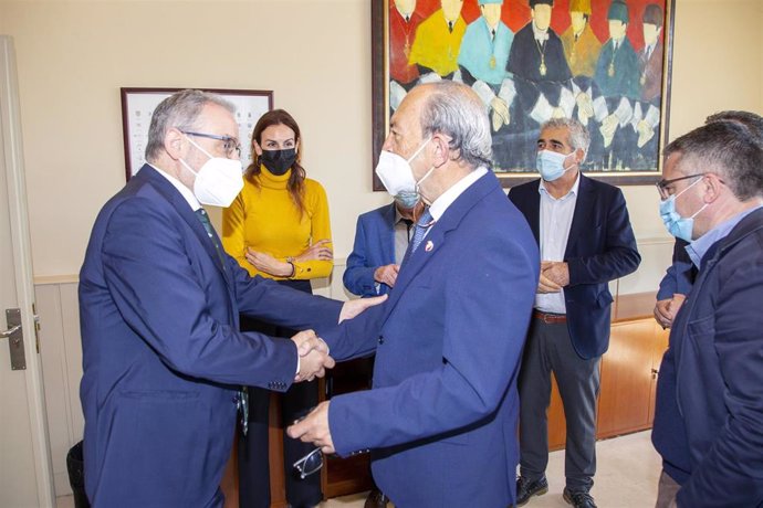 El consejero de Industria, Turismo, Innovación, Transporte y Comercio, Javier López Marcano, firma con el rector de la Universidad de Cantabria, Ángel Pazos, el convenio para la recuperación de la Cátedra de El Soplao.