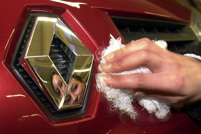 Archivo - FILED - 06 January 2003, Dortmund: A woman wipes the logo of the French car manufacturer Renault in the Renault sales room in Dortmund. Renault revenue beats expectations despite Ukraine war and chip crisis. Photo: Bernd Thissen/dpa