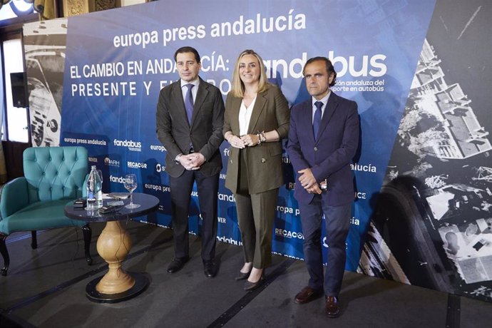 El delegado de Andalucía de EuropaPress, Francisco Morón, (i) junto a la consejera de Fomento, Marifrán Carazo, (2d) y el presidente de Fandabus, Valeriano Díaz, (d) durante el Encuentro Informativo Fandabus: "El cambio en Andalucía: Presente y futuro".