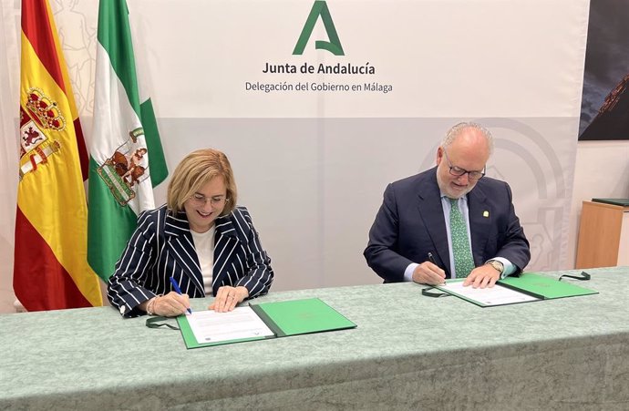Ana Mula, alcaldesa de Fuengirola; y Miguel Ángel Guzmán, gerente del Servicio Andaluz de Salud (SAS)