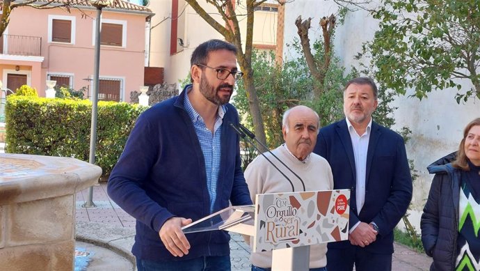 El secretario de Organización del PSOE de Castilla-La Mancha, Sergio Gutiérrez, en Chillarón.