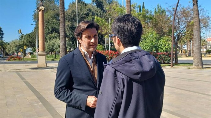 El portavoz de la Comisión Ejecutiva Provincial del PSOE de Huelva, Enrique Gaviño, en rueda de prensa este lunes.