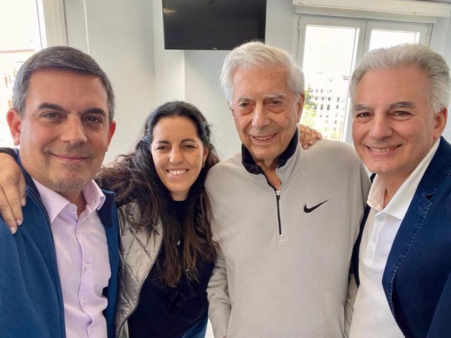 Mario Vargas Llosa, visiblemente recuperado tras superar el Covid, con sus tres hijos: Gonzalo, Morgana y Álvaro, de izquierda a derecha