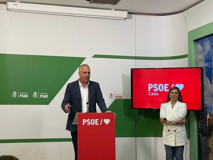 El secretario general del PSOE de Cádiz, Juan Carlos Ruiz Boix, junto a la presidenta de la Diputación de Cádiz, Irene García.