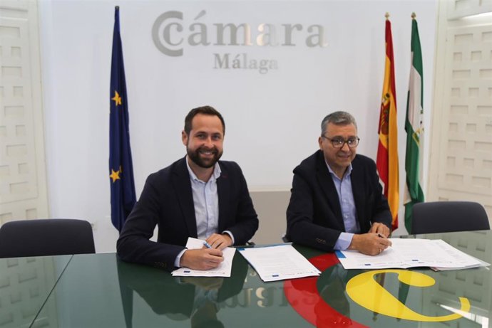 El concejal delegado de Educación, Juventud y Fomento del Empleo y vicepresidente del IMFE, Luis Verde, y el presidente de la Cámara Oficial de Comercio de Málaga, Sergio Cuberos, durante la firma de un convenio
