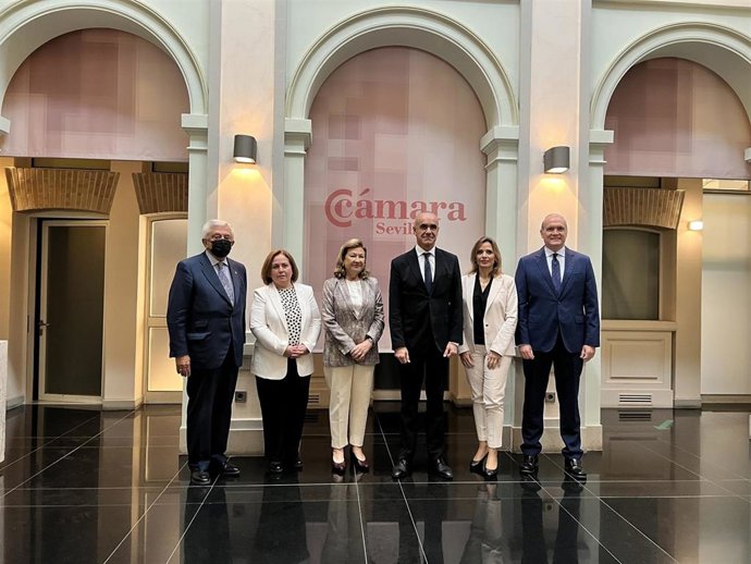 El alcalde de Sevilla, Antonio Muñoz, en el centro de la imagen, en la inauguración del foro 'La economía que viene' .