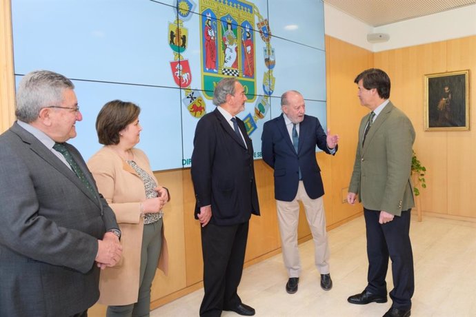 El presidente de la Diputación de Sevilla, Fernando Rodríguez Villalobos, ha mantenido una reunión con el presidente de la CES, Miguel Rus, y el presidente y gerente de Gaesco, Francisco Martín y Juan Aguilera, respectivamente.