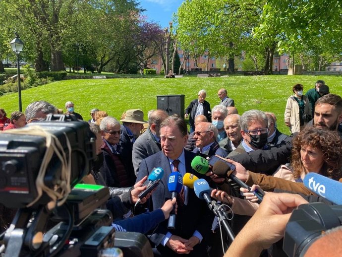 El alcalde de Oviedo, Alfredo Canteli, atiende a los medios tras participar en el acto de inauguración del Paseo Padre Valdés en El Campillín.