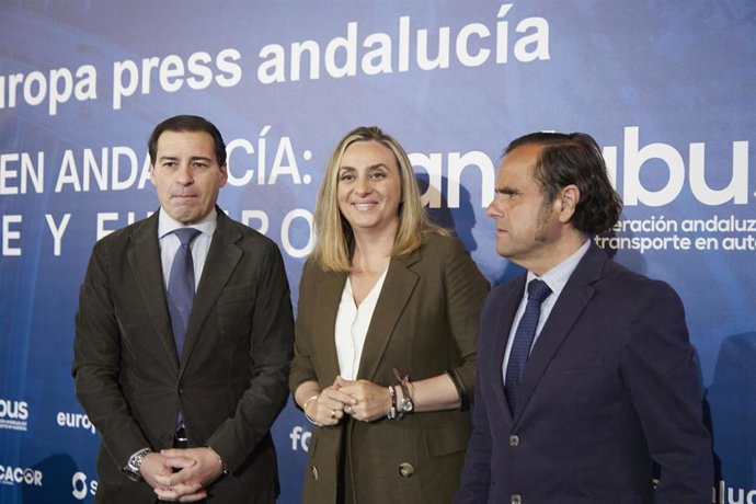 El delegado de Andalucía de EuropaPress, Francisco Morón, junto a la consejera de Fomento, Marifrán Carazo, y el presidente de Fandabus, Valeriano Díaz, durante el encuentro informativo.