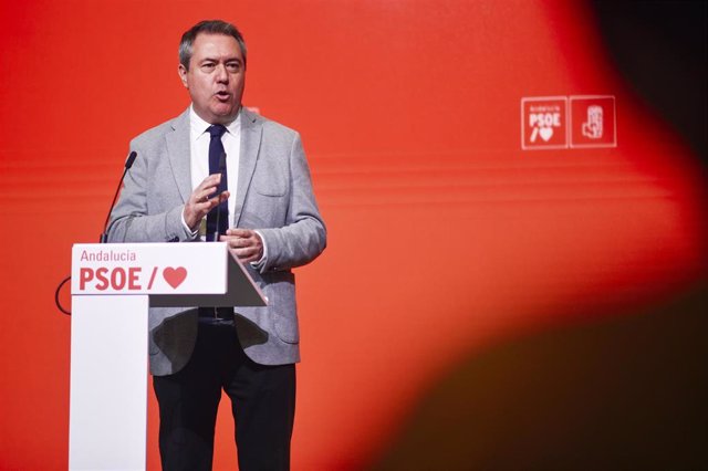 El secretario general del PSOE-A, Juan Espadas, en rueda de prensa.