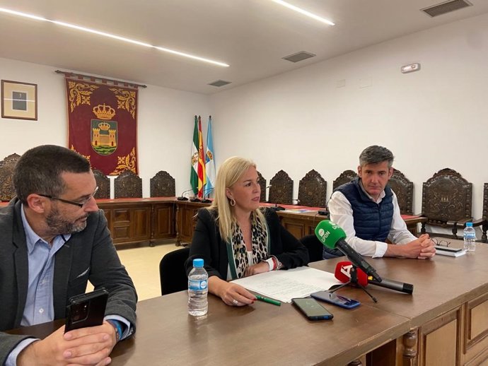 Eva Pajares con el alcalde de La Línea.