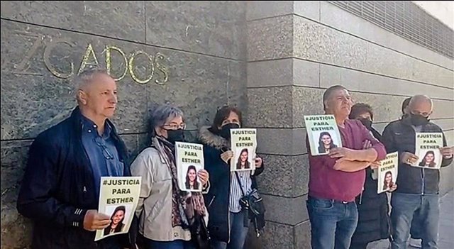 Personas concentradas ante el edificio de los juzgados de Valladolid reclamando justicia para la fallecida y su familia.