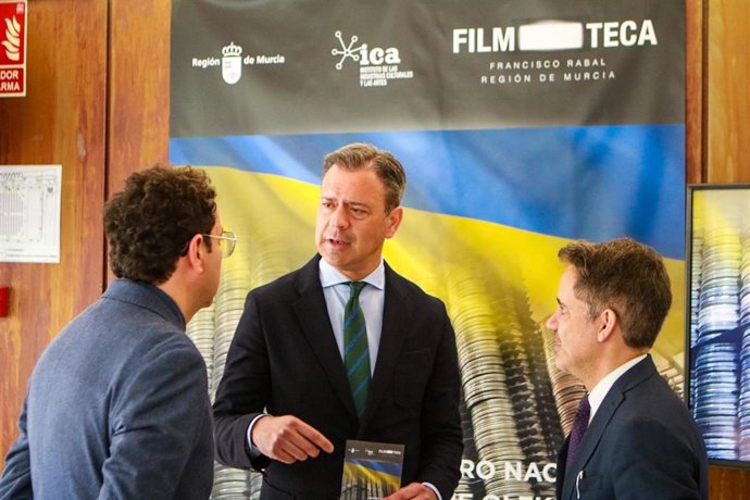 El consejero de Presidencia, Turismo, Cultura y Deportes, Marcos Ortuño, entre el director general del ICA, Manuel Cebrián, y el director de la Filmoteca, Ángel Cruz
