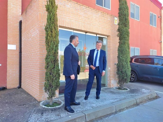 El presidente de las Cortes de Castilla y León, Carlos Pollán, con el presidente de Cascajares, Alfonso Jiménez, durante su visita a la empresa.