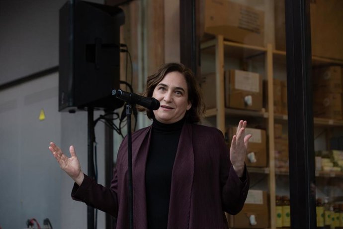 La alcaldesa de Barcelona, Ada Colau, interviene en la inauguración de las viviendas cooperativas de Cirerers en Nou Barris, a 31 de marzo de 2022, en Barcelona, Cataluña (España).