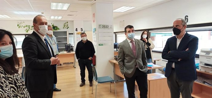 El delegado de Justicia de la Junta en Granada, Enrique Barchino, visita el nuevo Juzgado de lo Social de Granada.
