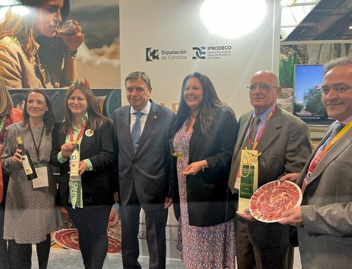 La presidenta de Iprodeco, Dolores Amo, y el ministro de Agricultura, Luis Planas (centro), en el Salón Gourmet.