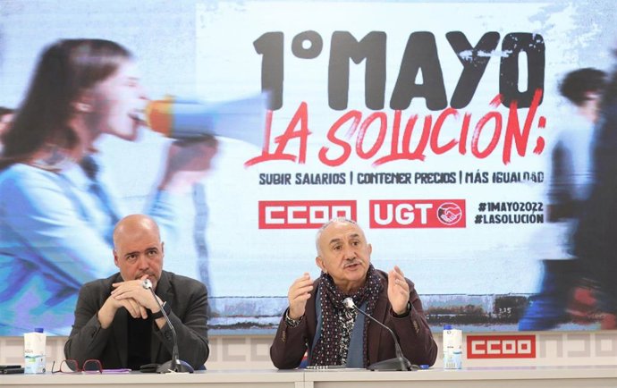Los secretarios generales de CCOO y UGT, Unai Sordo (i) y Pepe Álvarez (d), ofrecen una rueda de prensa con motivo de la celebración del Primero de Mayo, Día Internacional del Trabajo