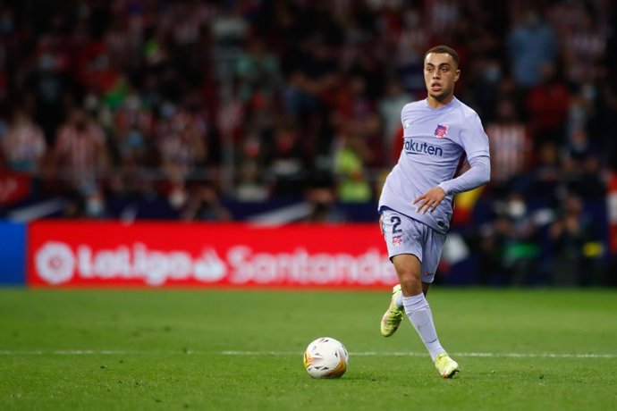 Archivo - Sergino Dest of FC Barcelona in action during the spanish league, La Liga Santander, football match played between Atletico de Madrid and FC Barcelona at Wanda Metropolitano stadium on October 02, 2021, in Madrid, Spain.