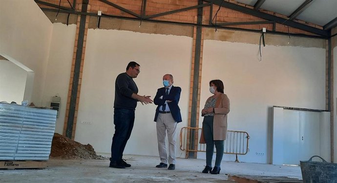 El presidente de la Diputación, Fernando Rodríguez Villalobos, visita Peñaflor, acompañado por su alcalde, José Ruiz, para revisar algunas de las actuaciones acometidas con planes provinciales.