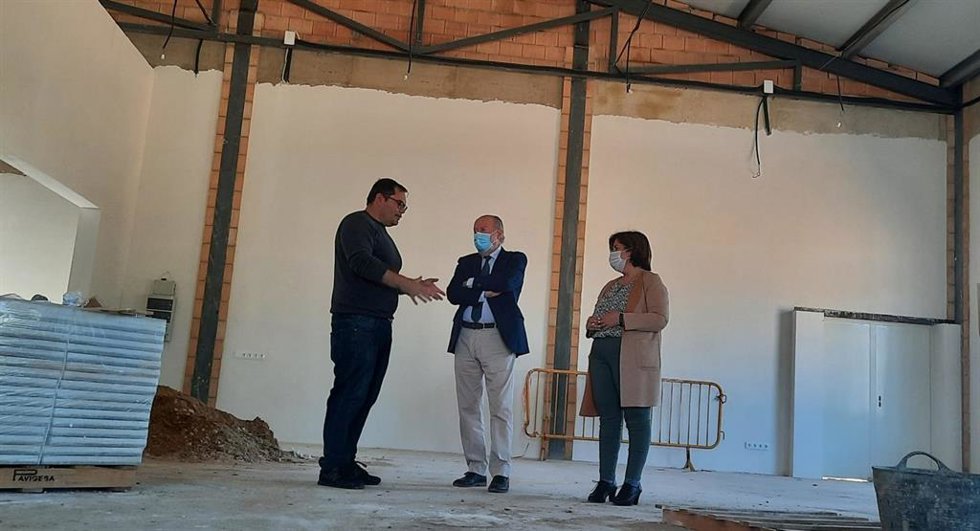 El presidente de la Diputación, Fernando Rodríguez Villalobos, visita Peñaflor, acompañado por su alcalde, José Ruiz, para revisar algunas de las actuaciones acometidas con planes provinciales.