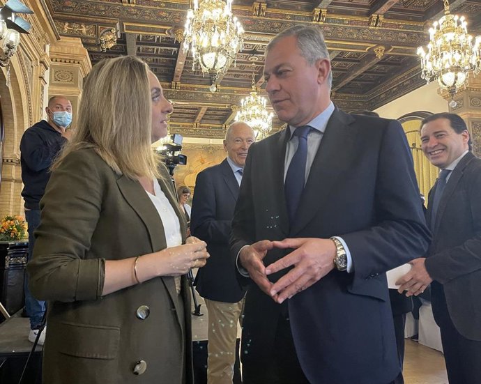 La consejera de Fomento, Marifrán Carazo, con el candidato del PP a la Alcaldía de Sevilla, José Luis Sanz.