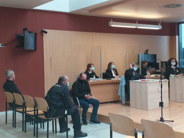 El acusado del asesinato de la gijonesa Lorena Dacuña, su ex pareja, en el inicio del juicio en la Sección Octava de  la Audiencia Provincial de Asturias con sede en Gijon