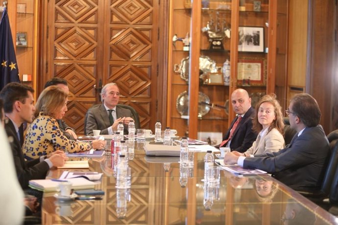 El alcalde de Zaragoza, Jorge Azcón, al fondo, en una reunión