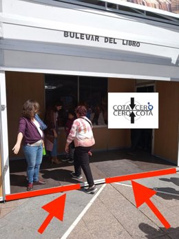 Escalón a la entrada del salón de presentaciones de la Feria del Libro de Córdoba.