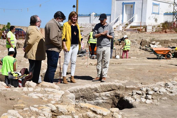 La alcaldesa de Osuna, Rosario Andújar, ha visitado la zona en la que ha aparecido la necrópolis de época fenicia-púnica.
