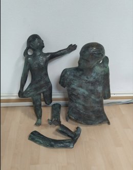 Restos del grupo escultórico 'La Familia' de Buciño, instalado en Vigo, y vandalizado por dos ciudadanos portugueses que fueron detenidos por la Policía Local.