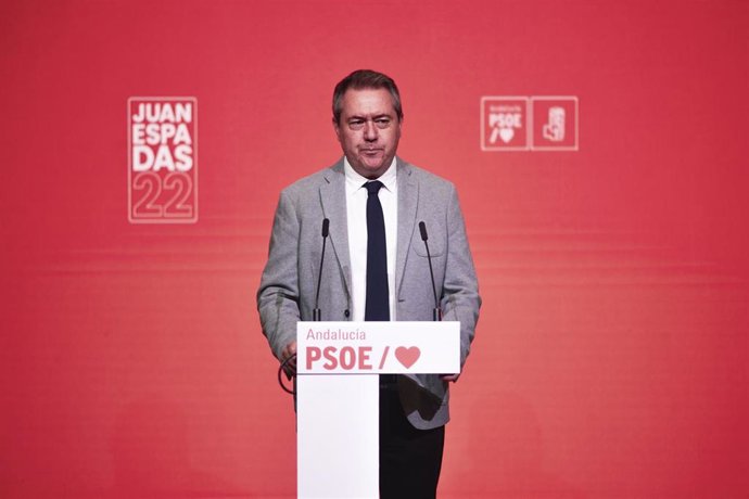El secretario general del PSOE-A, Juan Espadas, en rueda de prensa.