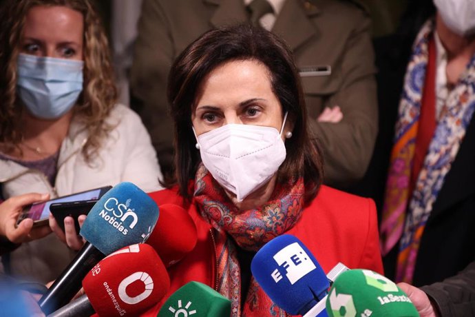 La ministra de Defensa, Margarita Robles, en declaraciones a la prensa después de la visita a la Brigada 'Guzmán el Bueno' X. En la Base de Cerro Muriano a 22 de abril del 2022 en Córdoba (Andalucía, España)