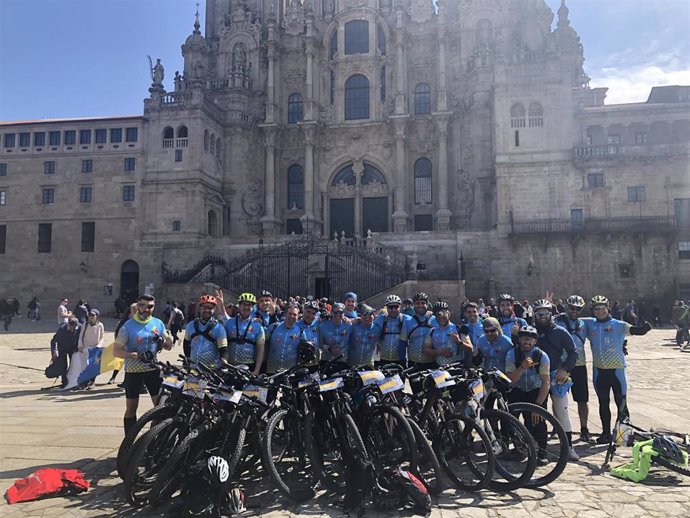 El grupo "Peregrinos da Tempestade", compuesto por una veintena de ciclistas portugueses, ha llegado este lunes a Santiago de Compostela.