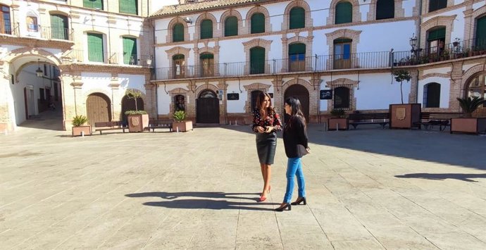 La delegada territorial de Turismo de la Junta en Málaga, Nuria Rodríguez, y la alcaldesa de Archidona, Mercedes Montero.