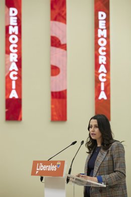 Archivo - La líder de Cs, Inés Arrimadas, comparece tras una reunión del Comité Permanente del partido, en la sede nacional de Cs, a 10 de enero de 2022, en Madrid, (España).
