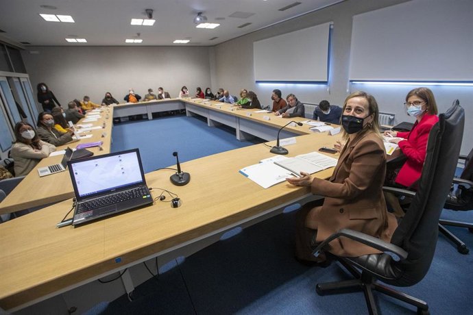 La conselleira de Infraestruturas e Mobilidade, Ethel Vázquez, junto a la directora de Augas de Galicia, Teresa Gutiérrez, preside el Consello Reitor de Augas de Galicia