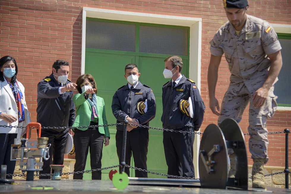 La ministra de Defensa, Margarita Robles, visita Navantia y el Centro de Buceo de la Armada, en Cartagena (Murcia), a 25 de abril de 2022.