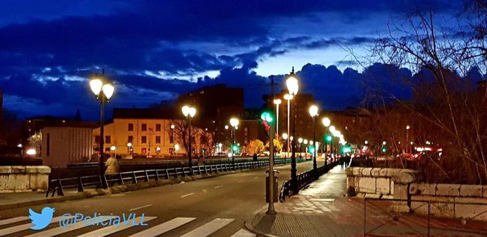 Archivo - Puente Mayor de Valladolid, donde se produjo el suceso en la noche del domingo.