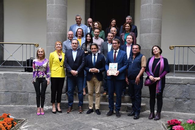 El presidente del Parlamento, Gustavo Matos, con los miembros de la comisión de Sanidad al recibir la distinción de 'Embajadores de la EPOC'